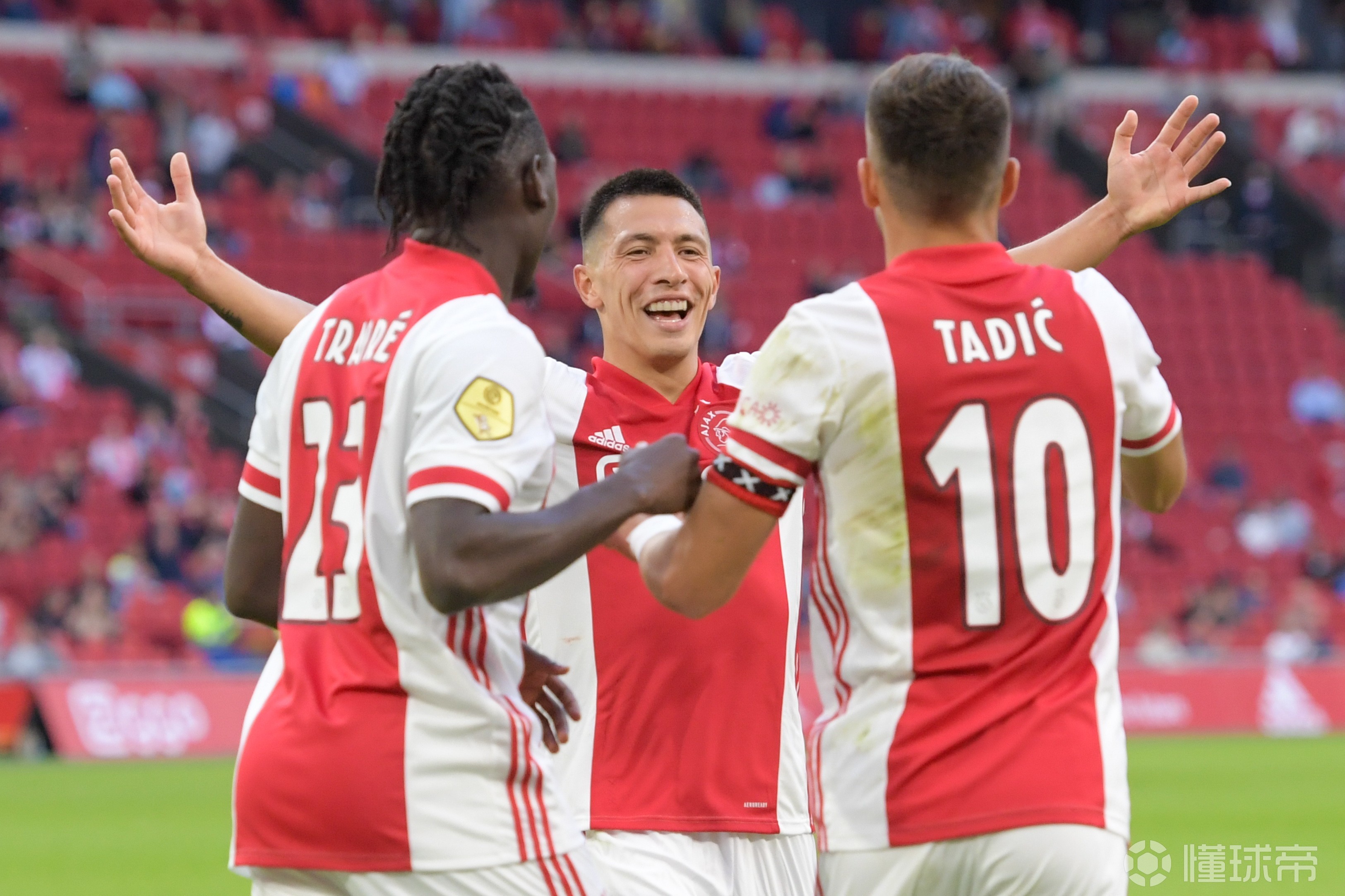 今晚波士顿凯尔特人豪取连胜——荷甲节点到来，压力陡增，更衣室氛围转暖(苏超凯尔特人球衣)