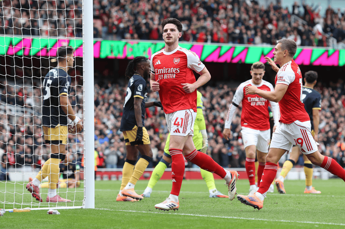 九游娱乐-窗口期英超焦点战；法兰克福造点机会；媒体盛赞；更衣室氛围转暖的简单介绍